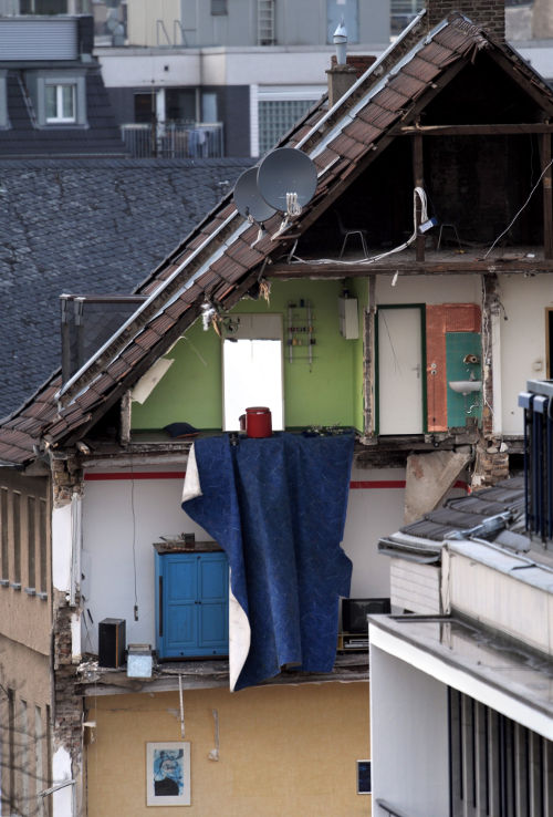 colognecollapse02