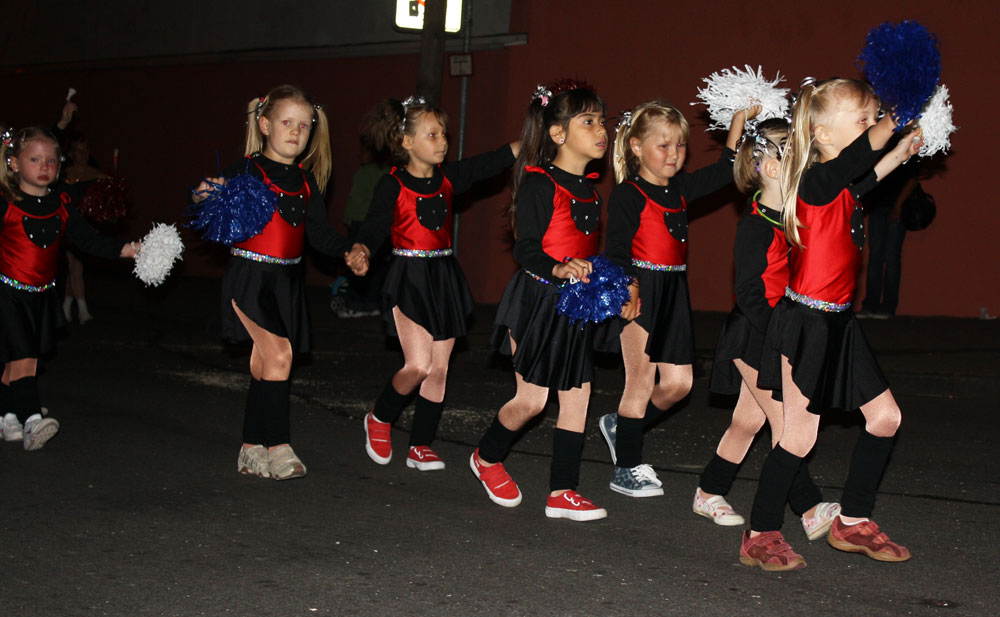 Lanternfest 2009 parade cheerleaders