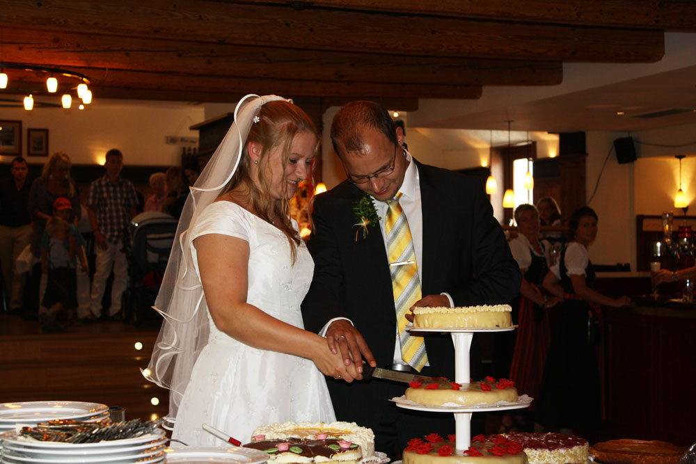 Steffen & Steffi wedding day 2_cut the cake