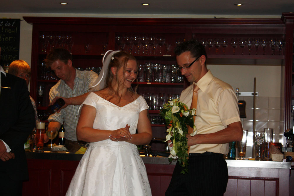 Steffen & Steffi wedding day 2_stealing the bouquet