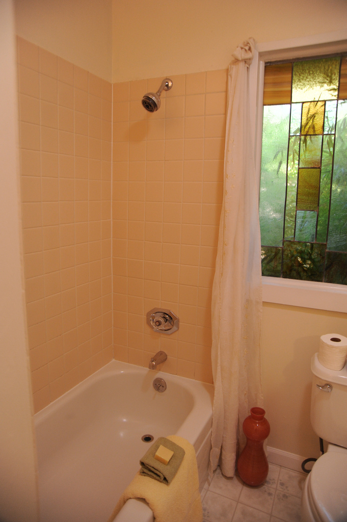 Five Simple Ways to Create an Eco-Friendly Bathroom {Natural Life Link-up}