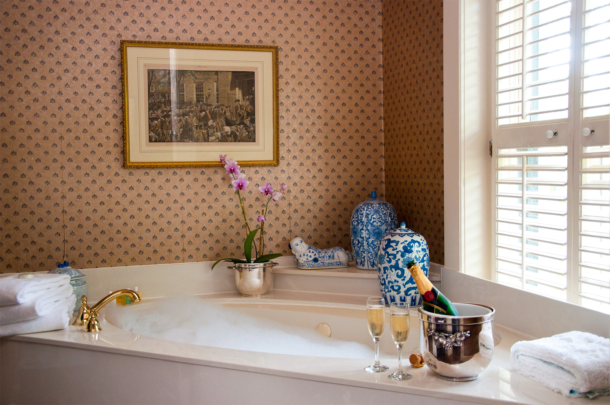 Unique Bathroom Ideas to Try, From Vintage Vanities to Faux Windows