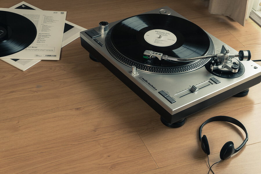 The Difference Between Luxury Vinyl Tiles And Standard Vinyl, And When To Choose Which