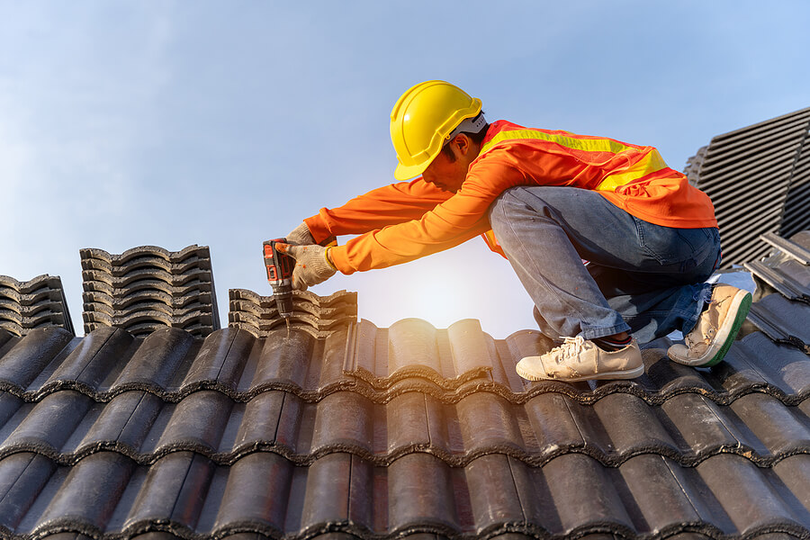 To DIY or Not to DIY: Should You Hire a Contractor for Your Roofing Project?
