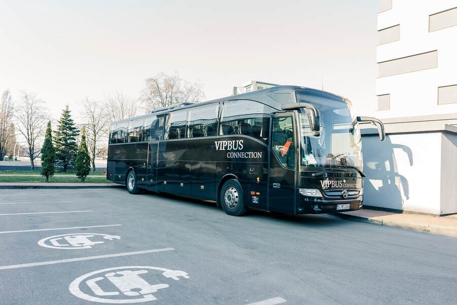 4 Features to Look For When Renting a Charter Bus