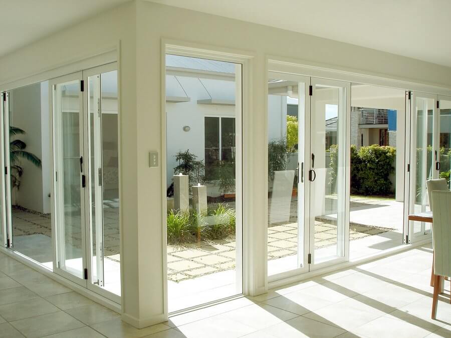 6 Advantages of Glass Walls for Home